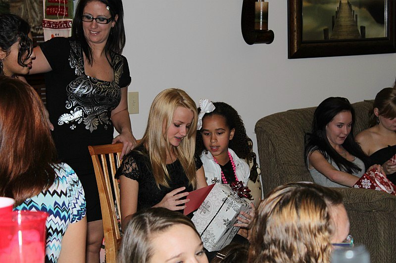 ../Images/MnetteHParty09173.jpg