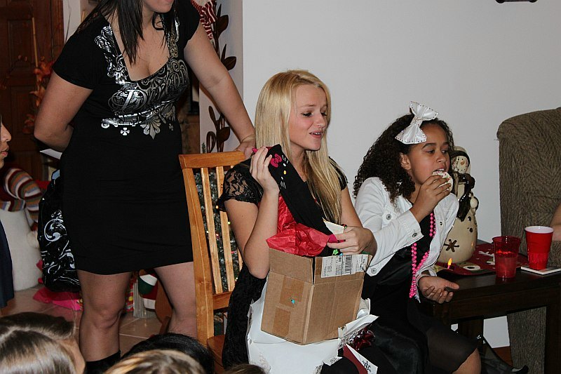 ../Images/MnetteHParty09175.jpg