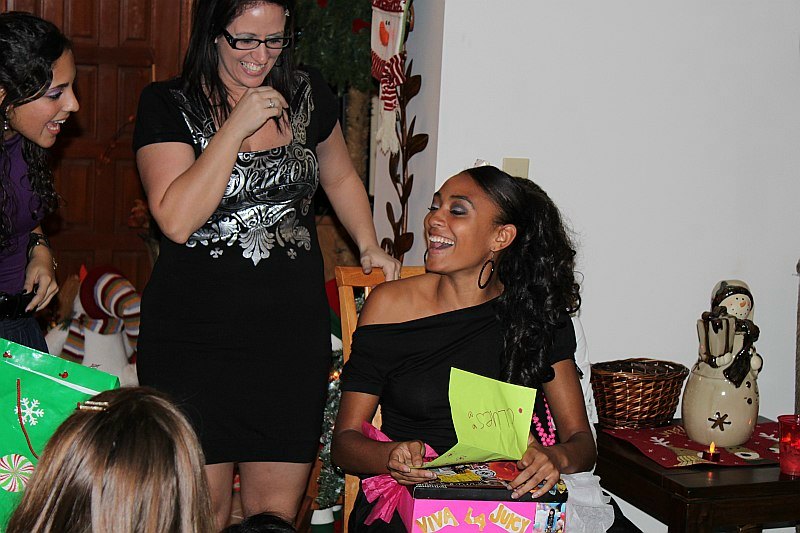 ../Images/MnetteHParty09193.jpg