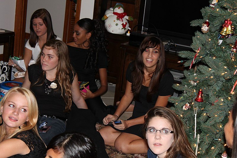 ../Images/MnetteHParty09205.jpg