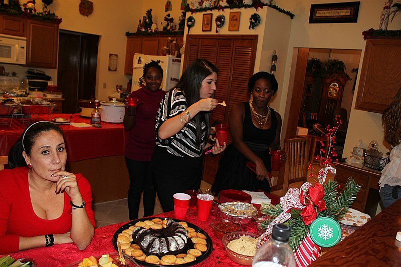 ../Images/MnetteHParty09210.jpg