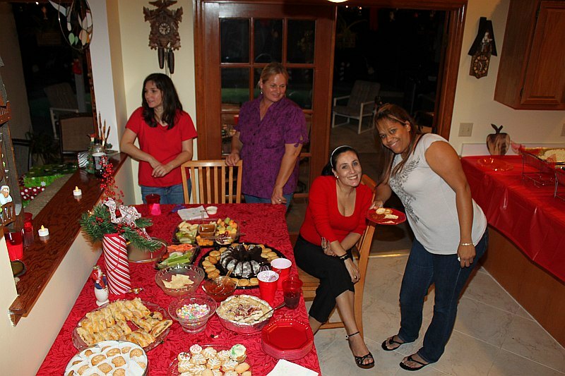 ../Images/MnetteHParty09245.jpg