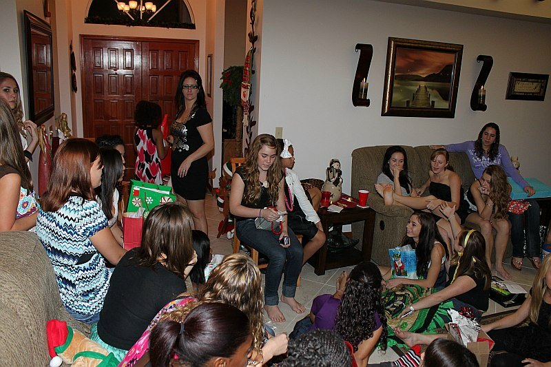 ../Images/MnetteHParty09251.jpg