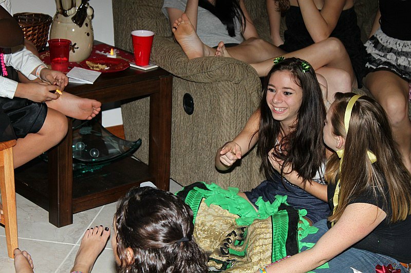 ../Images/MnetteHParty09266.jpg