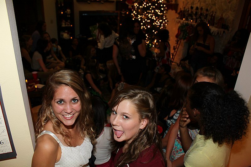 ../Images/MnetteHParty09291.jpg