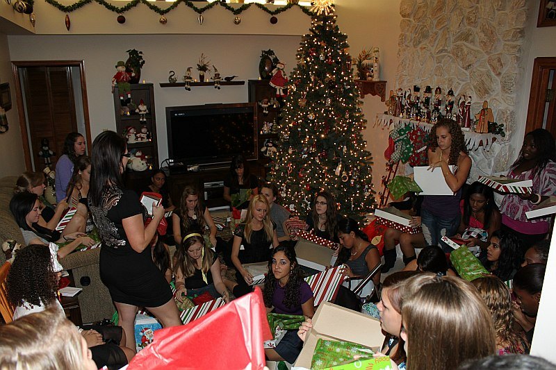 ../Images/MnetteHParty09302.jpg