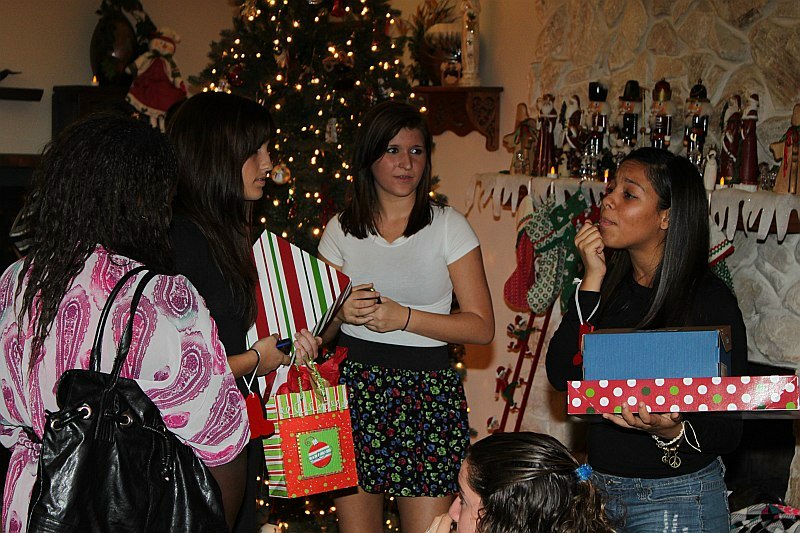 ../Images/MnetteHParty09339.jpg