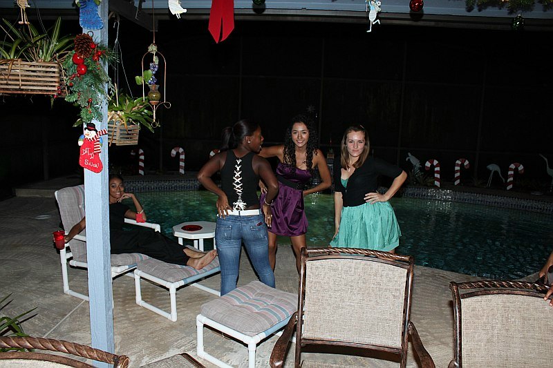 ../Images/MnetteHParty09358.jpg