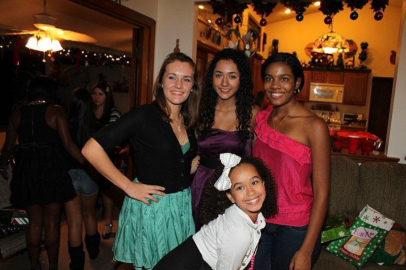 ../Images/MnetteHParty09369.jpg